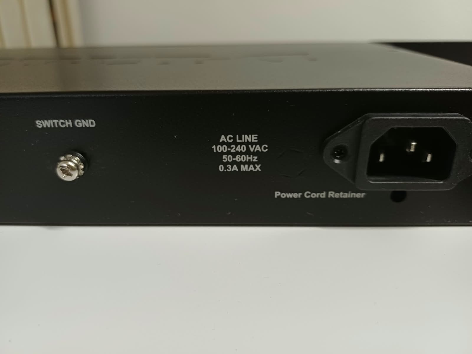 Dlink Hub & Switch: Switch D-Link DGS-1024D-24 ports – Usato da St-Imier venduto da Yves-Astria 3