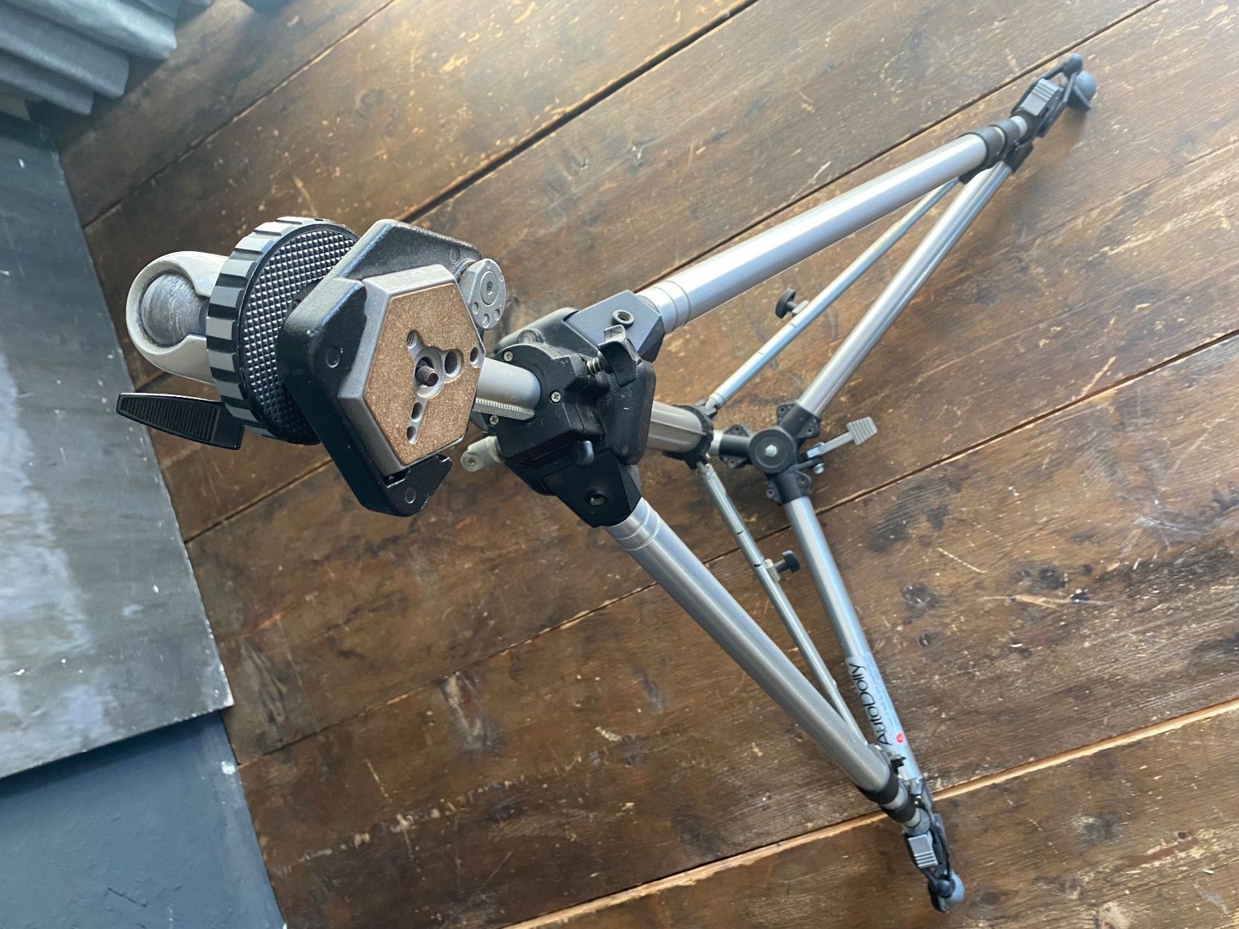 Manfrotto Treppiedi & Teste: Manfrotto Tripod 075 ohn Manfrotto Autodolly – Usato da Hallwil venduto da 2bloke 2