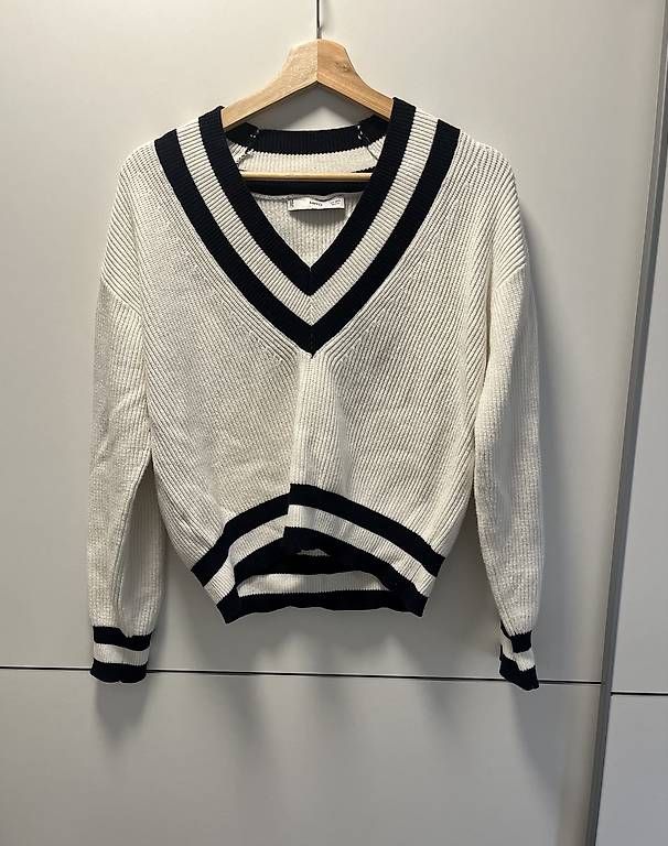 Pullover & Sweatshirts: Weiss / Schwarzer gestreifter Pullover  – Gebraucht aus St. Gallen von bli_5hp8