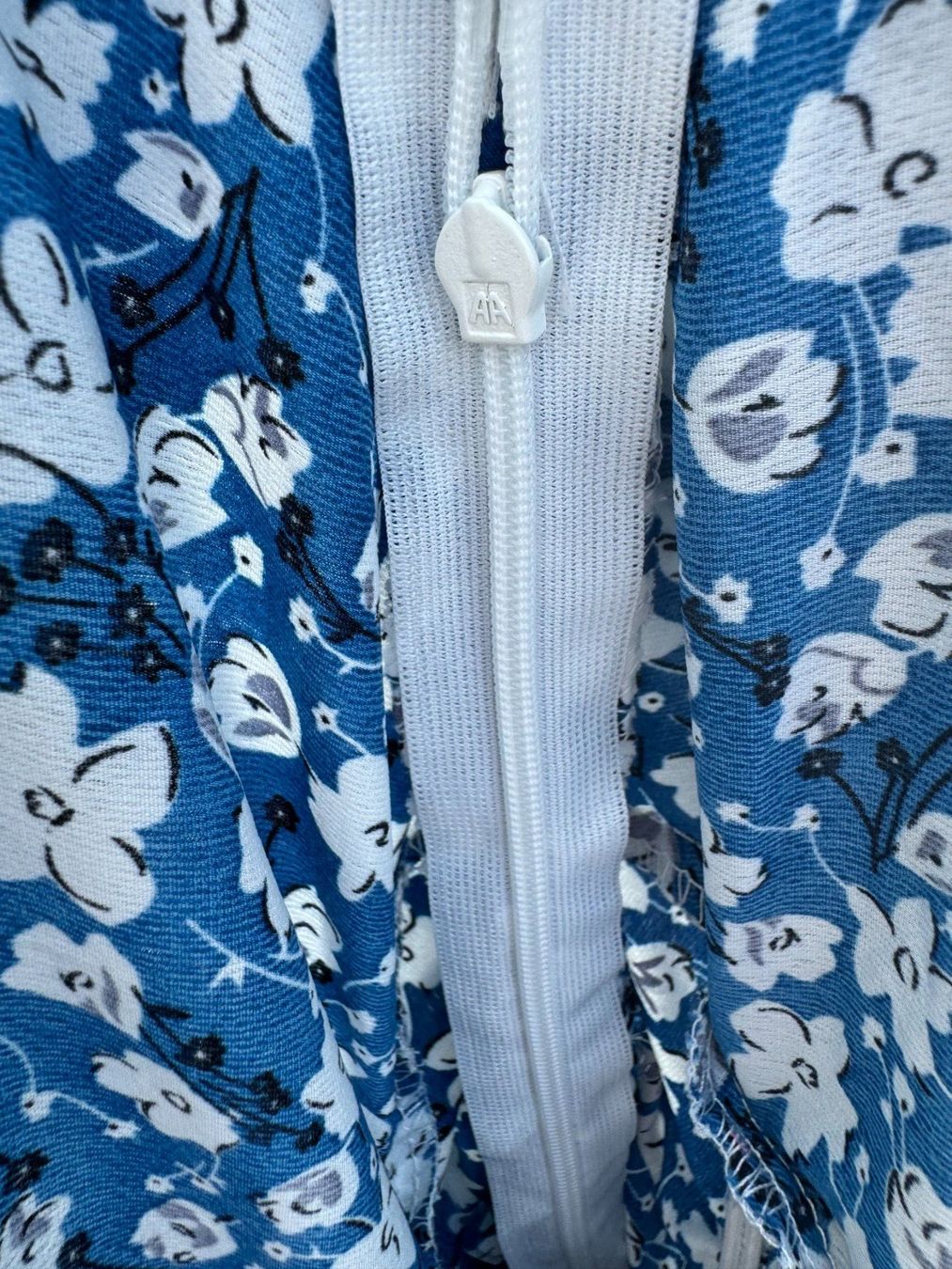 Vestiti: Robe bleue à fleurs blanches et manches bouffantes T.S – Nuovo (secondo la descrizione) da Vandoeuvres venduto da Zoccoli11 2