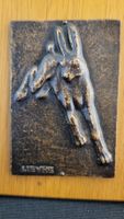 Bronzerelief Hase "LIEVRE" auf Holz