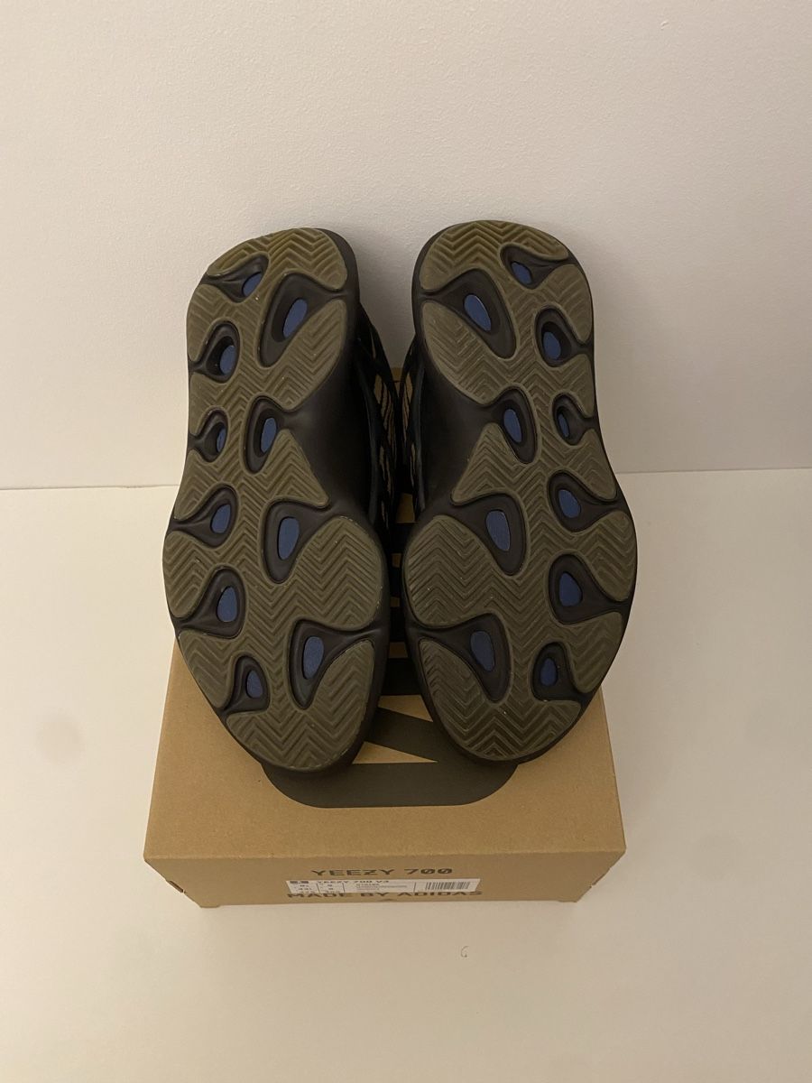 Adidas Herrenschuhe: Yeezy 700 V3 Sneaker Size 43 1/3 – Neu (gemäss Beschreibung) aus Brüttisellen von xe_m 4