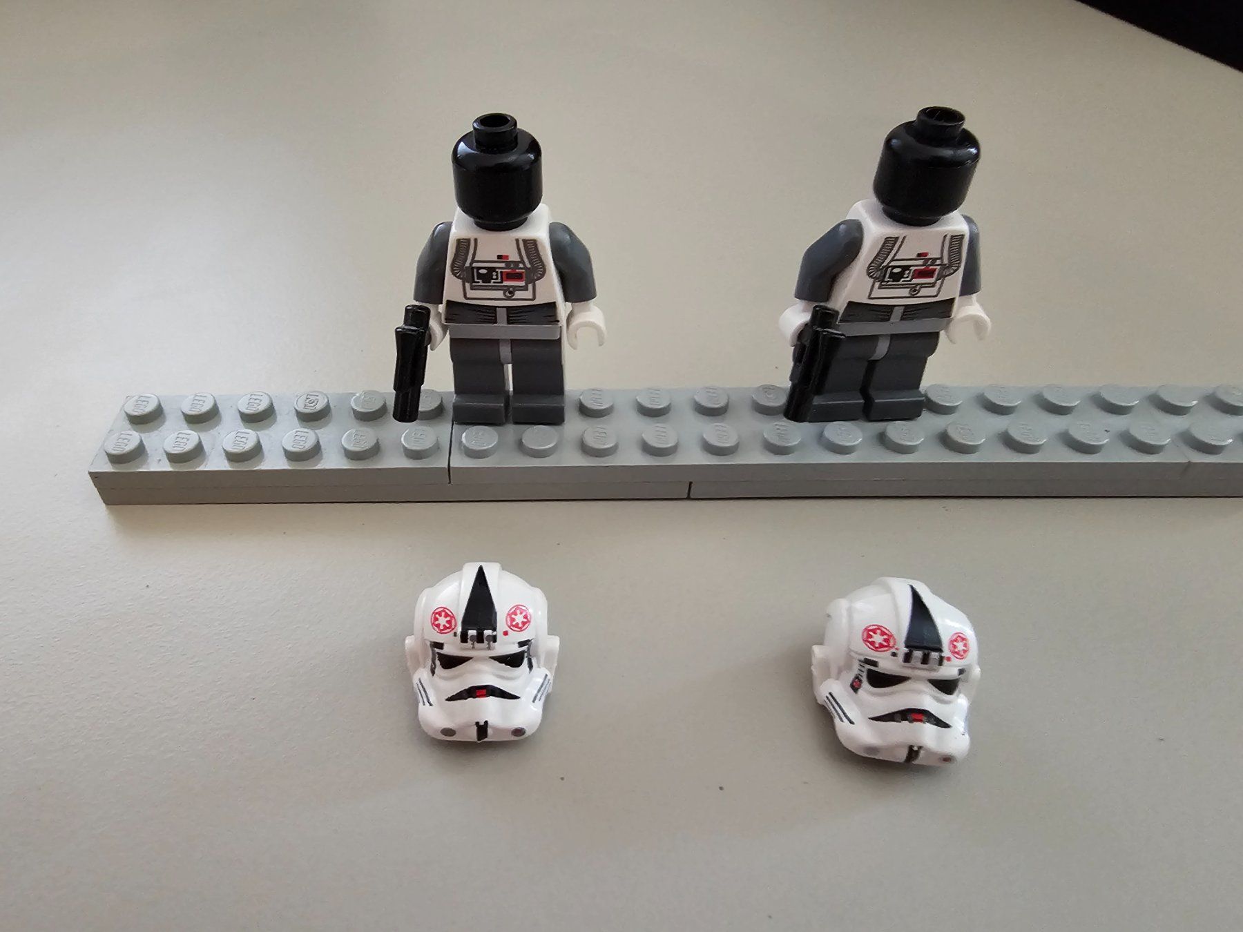 Lego Kit di costruzioni: Lego Star Wars Minifiguren 2x AT-AT Driver – Usato da Läufelfingen venduto da struuub92 2