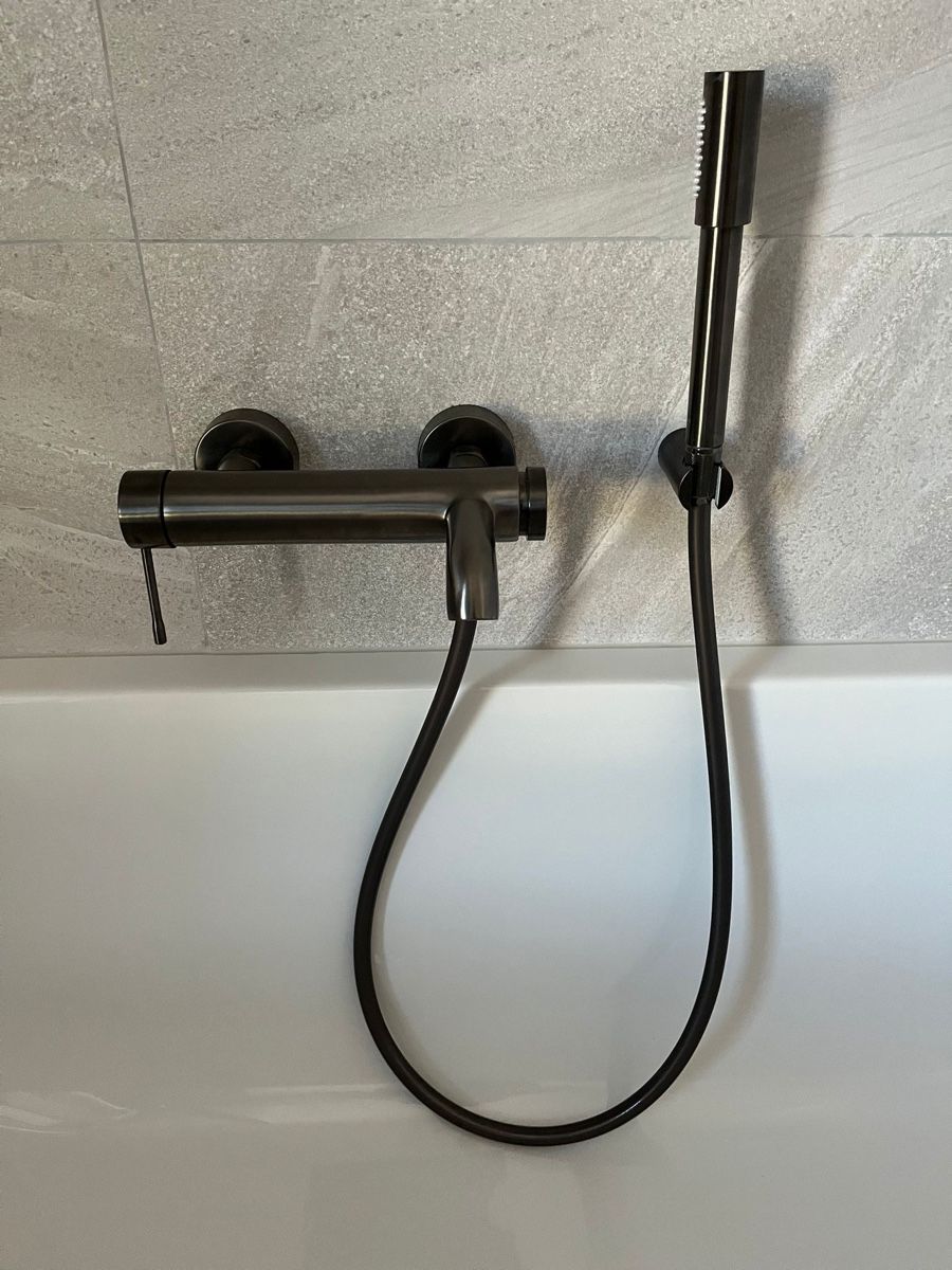 Grohe Rubinetteria: Grohe Modern tap fitting with shower head, brushed black – Usato da Neuchatel venduto da lan_m8r2