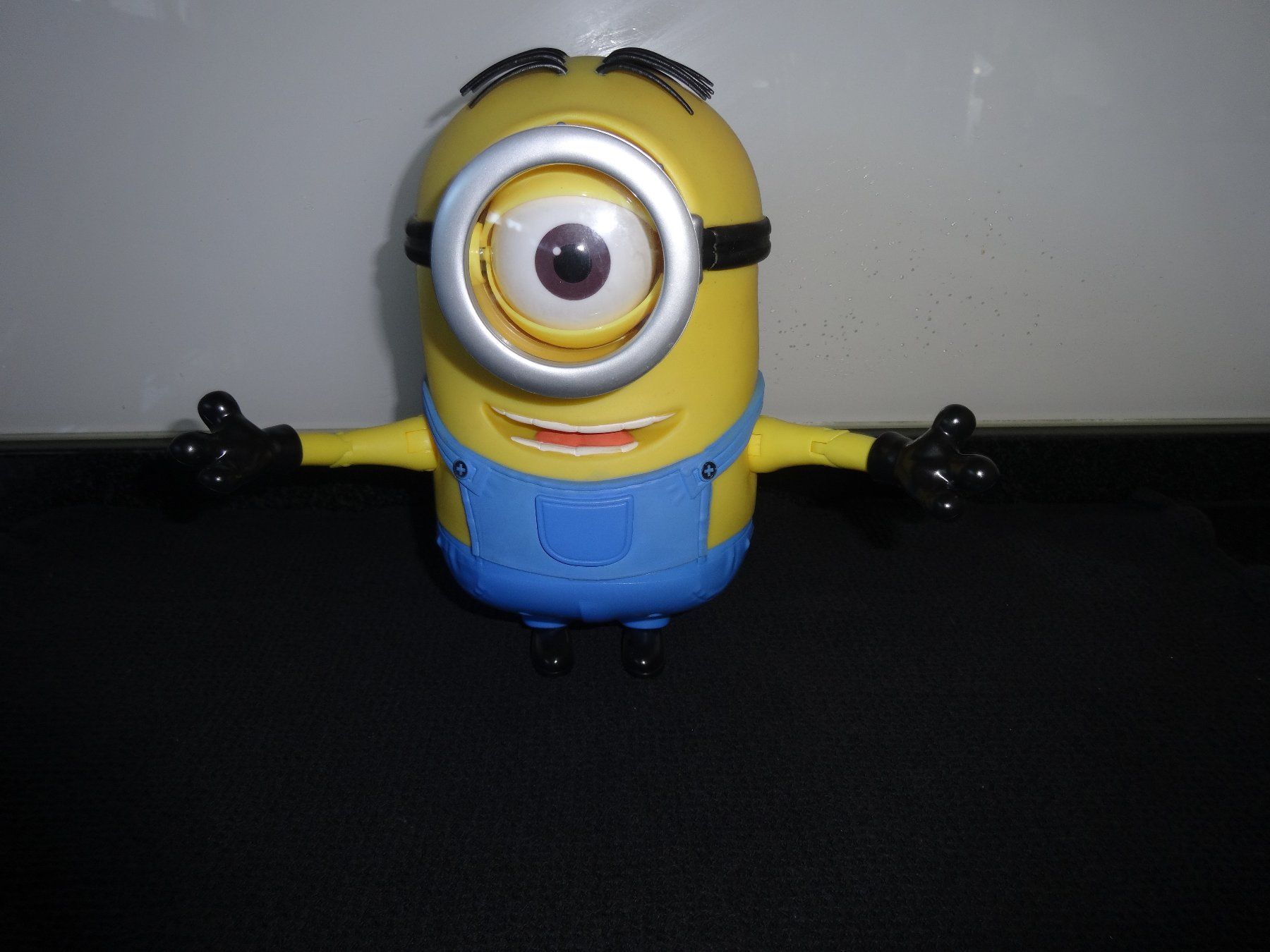 Figuren: Sprechender Minions mit Gitarre – Gebraucht aus Neerach von