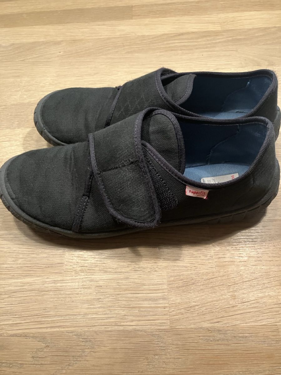 Superfit Scarpe per ragazzi: Chaussons Superfit noirs taille 37 – Usato da Epalinges venduto da Tosca20