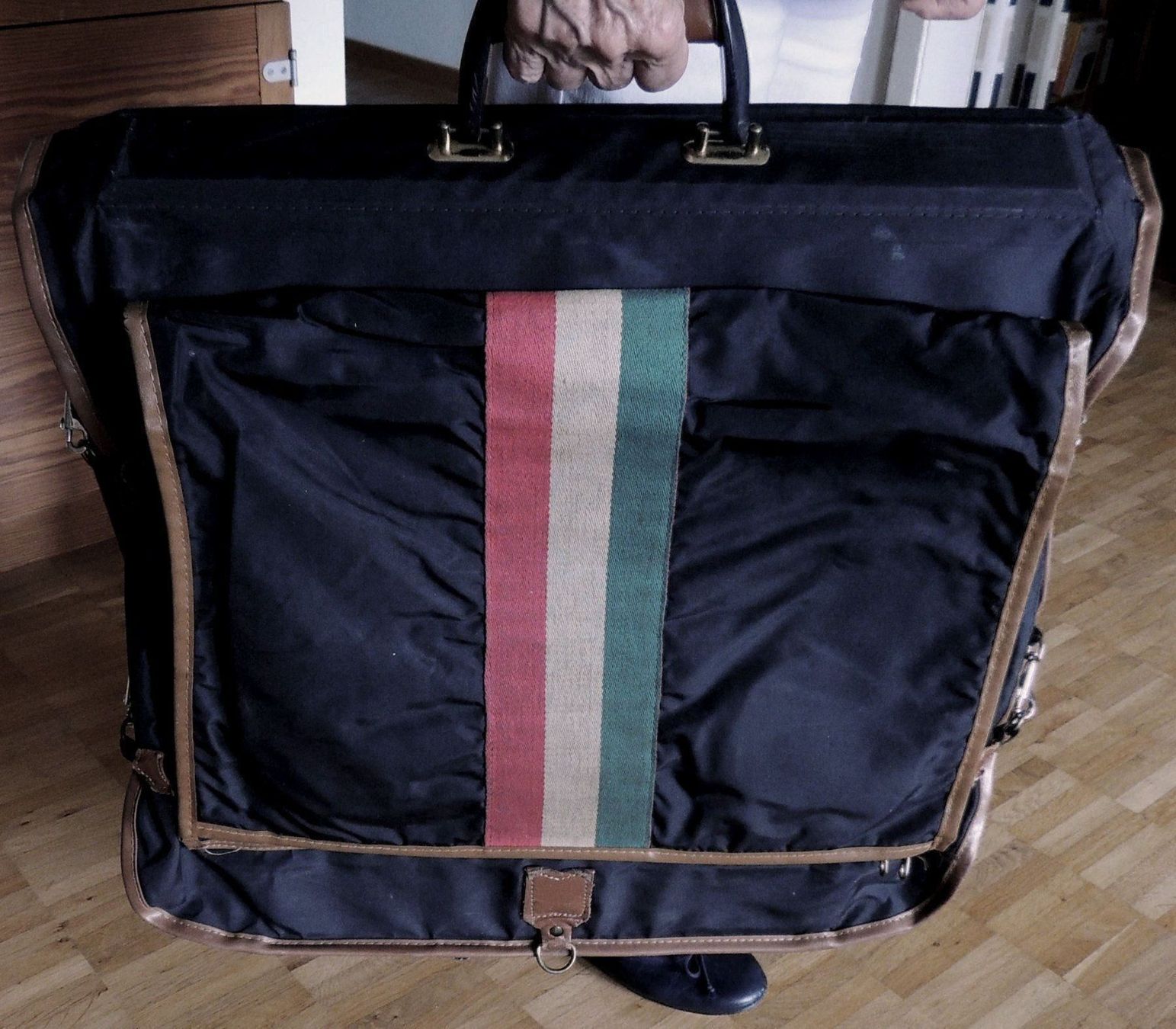 Reisekoffer: Vintage Lark Carry-on Kleider-Bag – Gebraucht aus Bürglen von holarctic 1