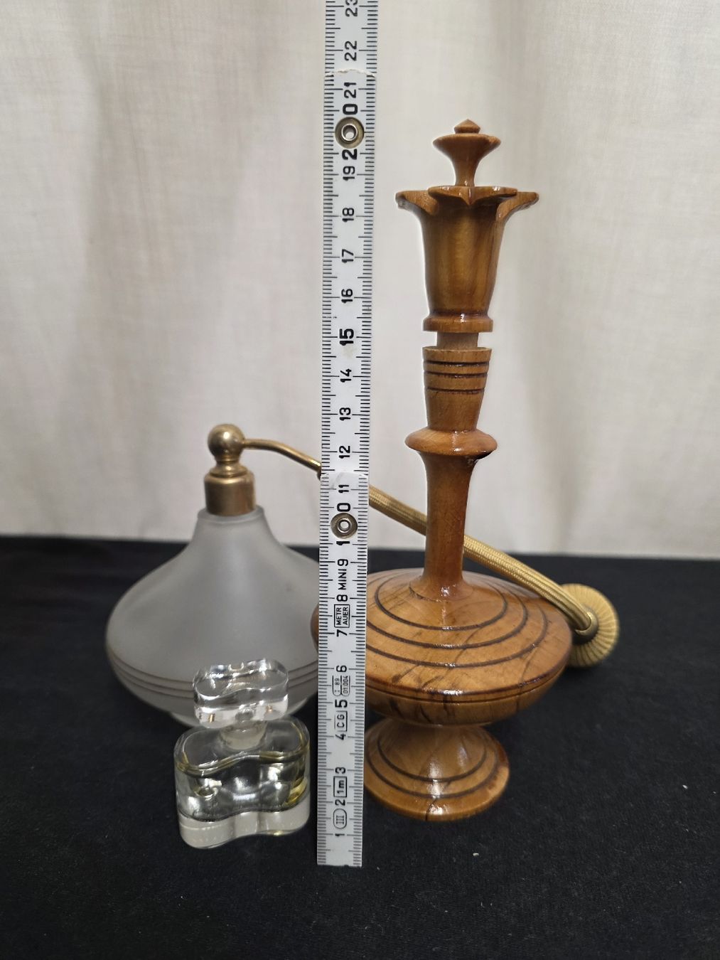 Flaconi: 3 Parfum Zerstäuber Glas Matt Holz Halterung Set gebraucht – Usato da Wolfertswil venduto da Antiko 5