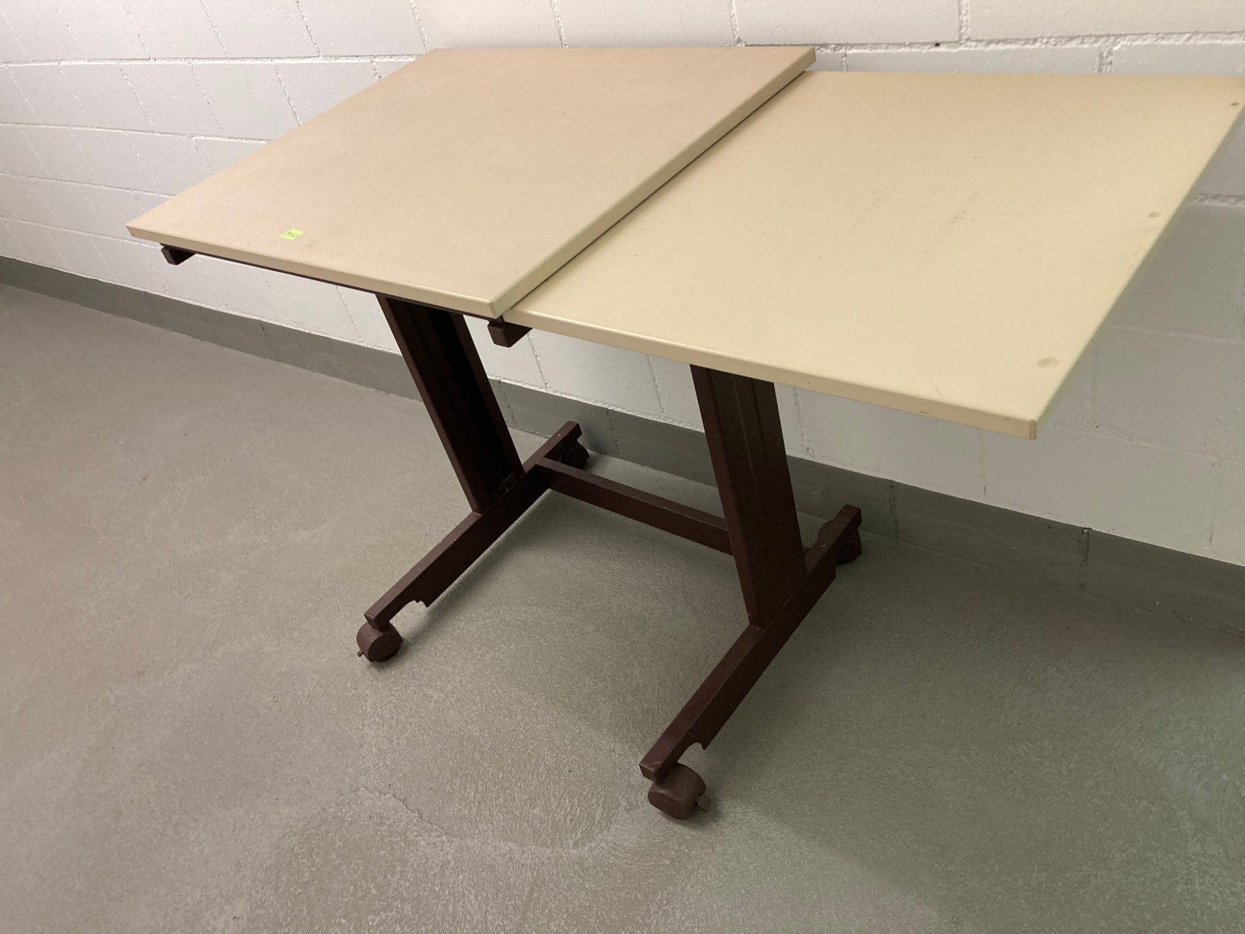 Bureaux: Computertisch ausziehbar braun hellbeige mit Räder – D'occasion à Horgen par Goros 5