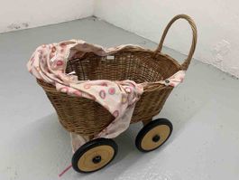 Puppenwagen aus Weidengeflecht mit Stoffbezug