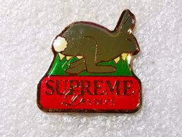 Ansteckpin 77: Supreme des ducs