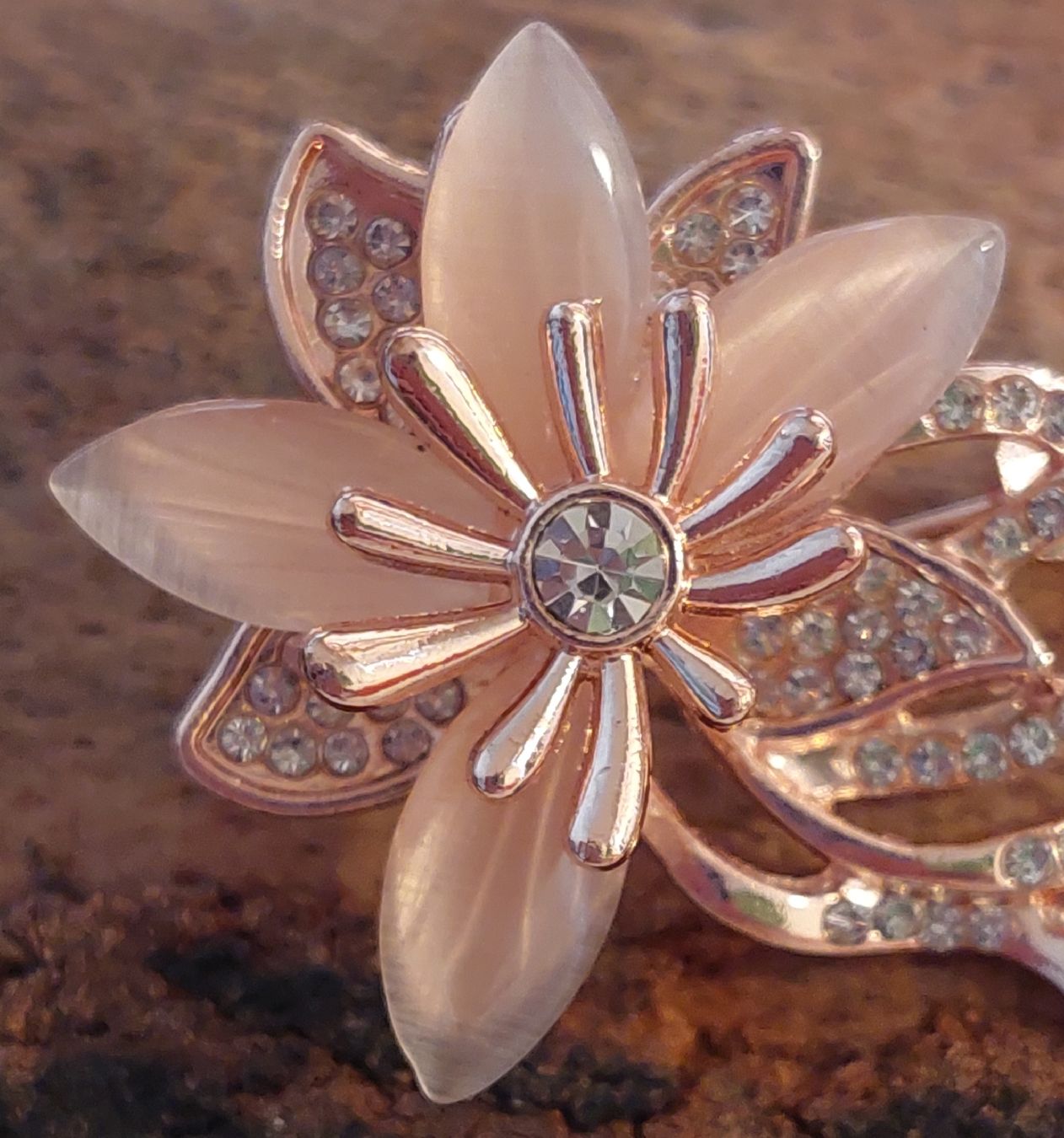 Spille & Fermagli: Hübsche Brosche Orchidee / Blume mit Strass rosegold-farbig – Nuovo (secondo la descrizione) da Oberwil BL venduto da Hunajakakku