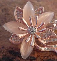 Hübsche Brosche Orchidee / Blume mit Strass rosegold-farbig