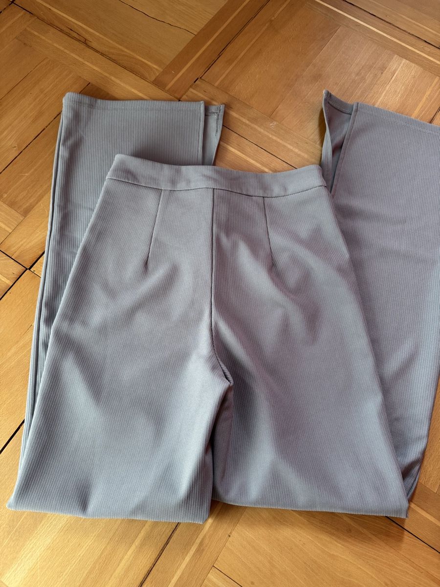 Stradivarius Pantaloni: Stradivarius Stoffhose mit Schlitzen, Gr. 36 – Usato da Romanshorn venduto da Apicel 5
