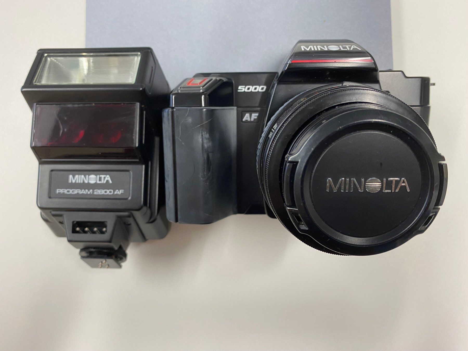 Minolta Fotocamera: Alte Minolta Kamera mit Blitzgerät – Difettoso da deitingen venduto da popcorn02 1