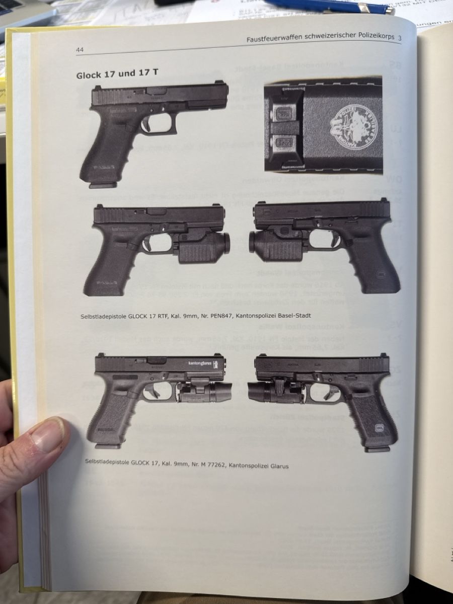 Libri: Buch Faustfeuerwaffen schweizerischer Polizeikorps 2011 – Nuovo (secondo la descrizione) da Krattigen venduto da Chasseur3 3