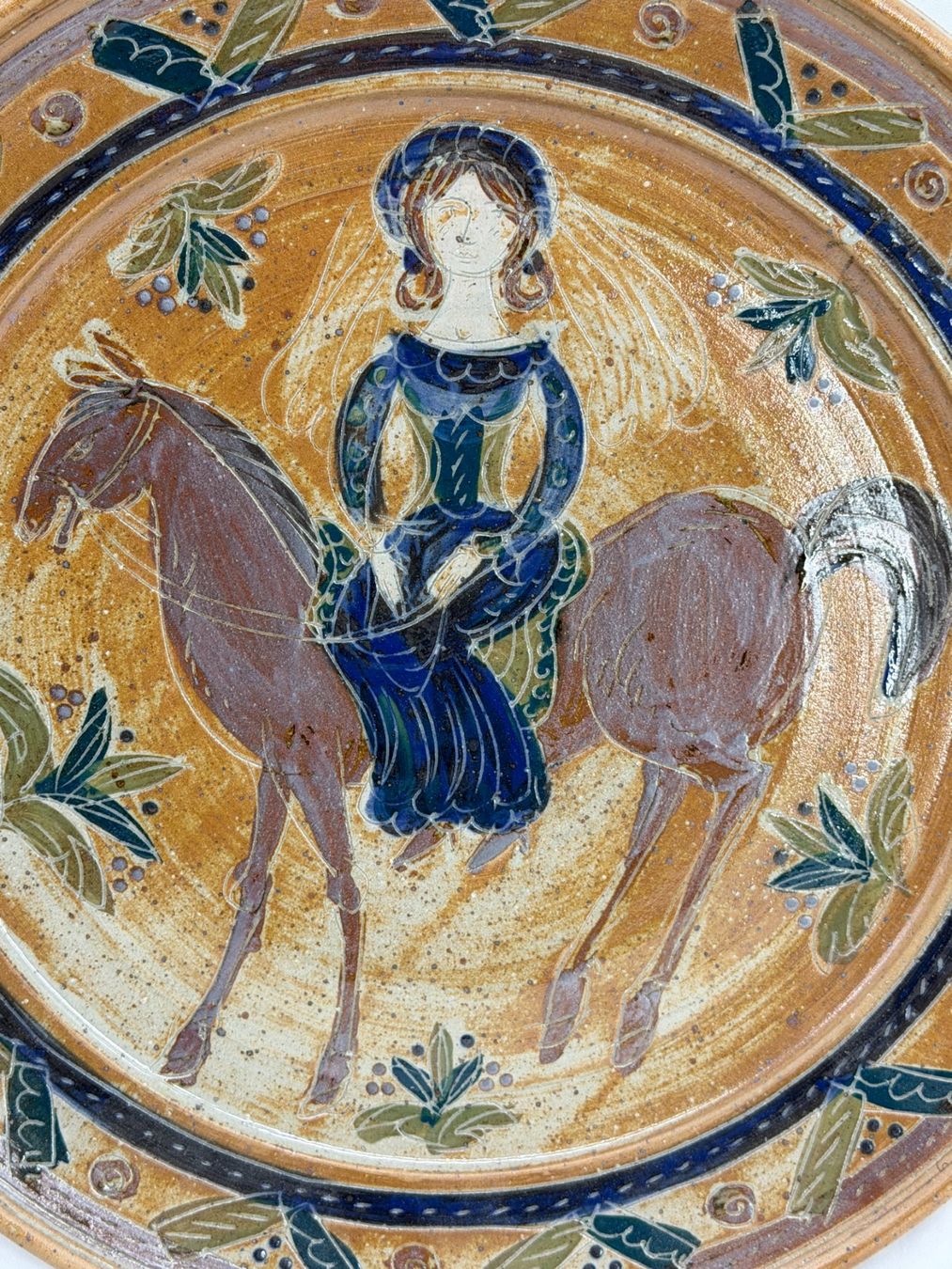 Piatti di portata: Sylvie Déverchère - Grand plateau en grés "Femme à cheval" – Usato da Morges venduto da magicle 1