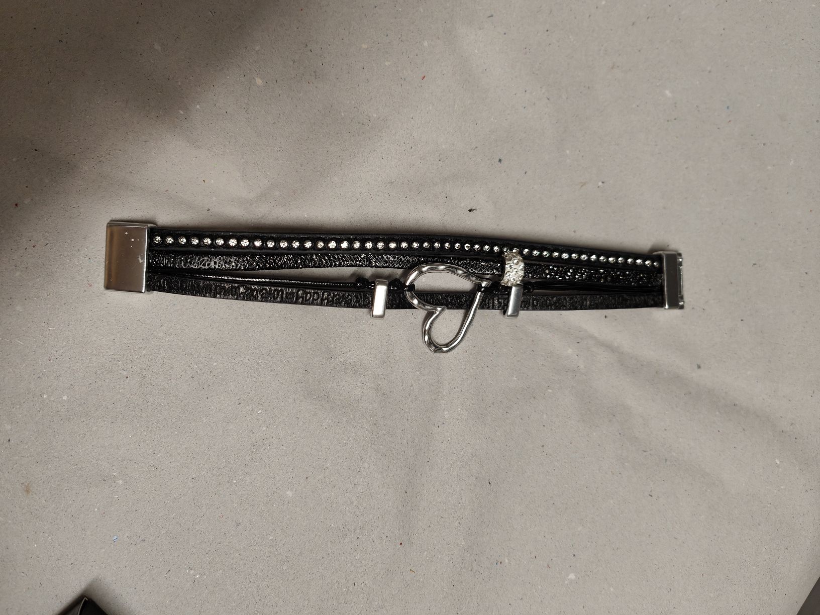 Bracciali & Braccialetti: Armband Lederimitat Herz Strass Silber Neu – Usato da Niederhasli venduto da 8155irae 2