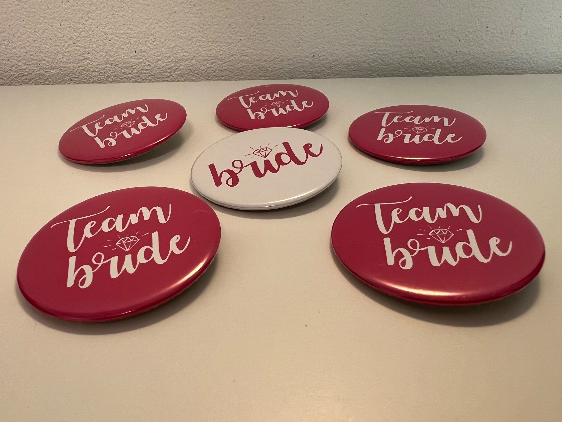 Broschen & Nadeln: Pin Bride & Team Bride Anstecker Polter Junggesellinnen – Neu und originalverpackt aus Vaduz von NotNeeded 1
