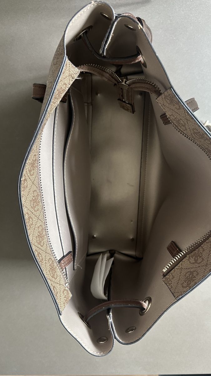 Guess Borse da donna: Guess Handtasche/Shopper Monogramm beige – Nuovo (secondo la descrizione) da Waldstatt venduto da Car_na 4