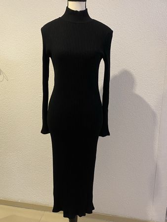 ZARA Schwarzes Rippstrick-Midikleid mit Rollkragen – Gr. S
