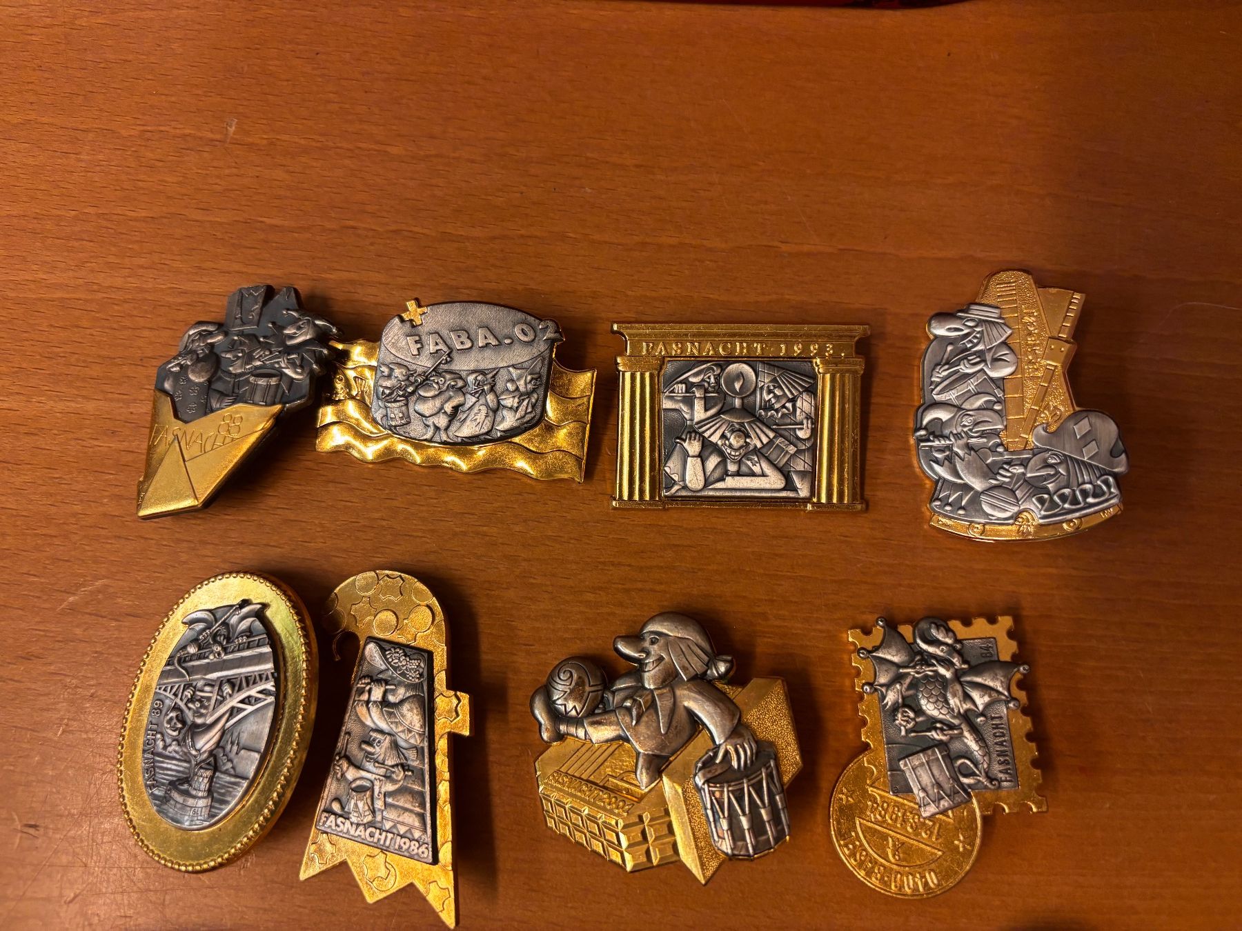 Placchette & Badge: Plaketten 20stk. Gold (2) – Usato da Münchenstein venduto da tsp01 2