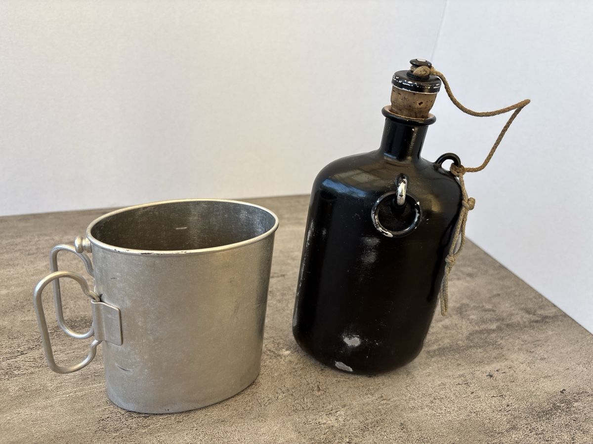 Attrezzatura & Pezzi di ricambio: Militär Trinkflasche mit Becher – Usato da Rümlang venduto da euqinom16