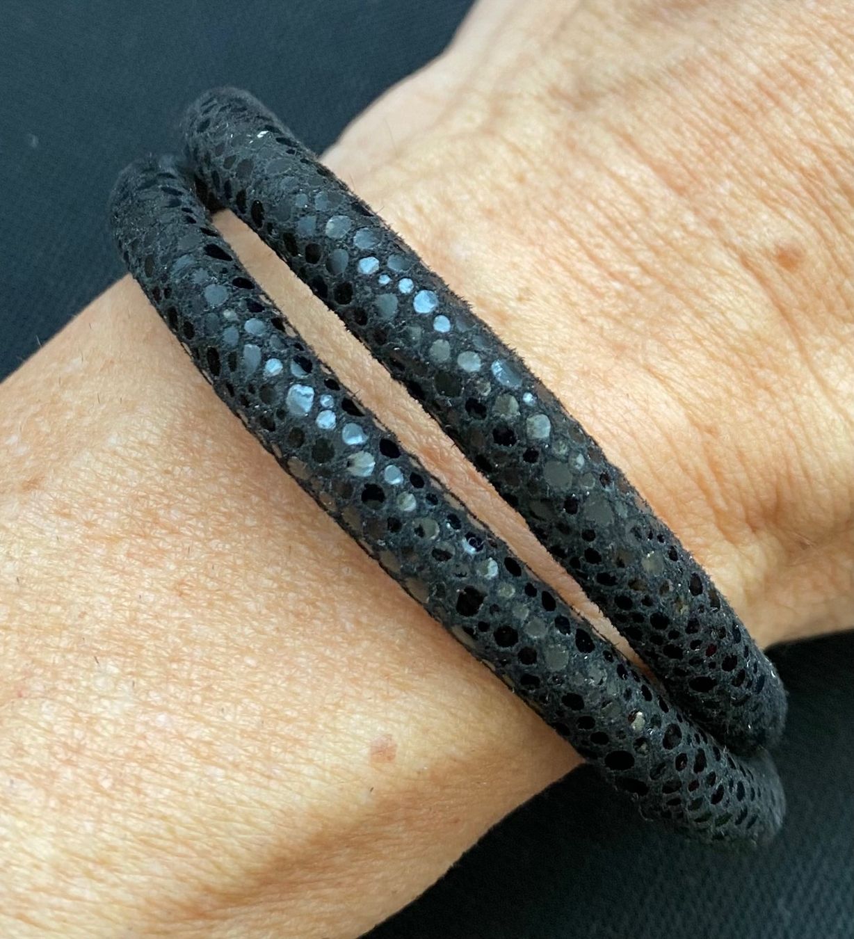 Armbänder & -reifen: Lederarmband 40cm, Verschluss magnetisch, Schwarz – Gebraucht aus Reichenburg von Noxima