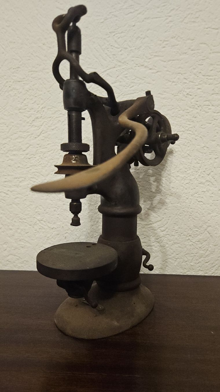 Tutte le macchine: Machine à percer ancienne "MODELE DEPOSE" à manivelle – Usato da La Chaux-de-Fonds venduto da exup-51 2
