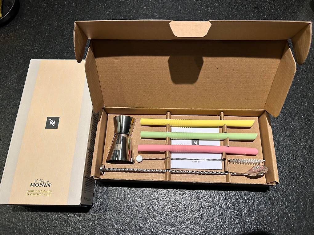 Kaffeemaschinen & Espressomaschinen: Nespresso-Set - Accessoires mit Monin Sirup – Neu und originalverpackt aus Scheuren von tan_w6cx