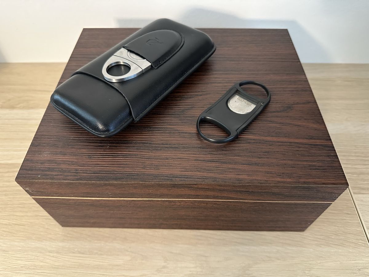 Humidor per sigari: Zigarren Humidor Set mit Zigarren, Schneider und Etui – Nuovo (secondo la descrizione) da Bättwil venduto da Samuel_Wyss 2