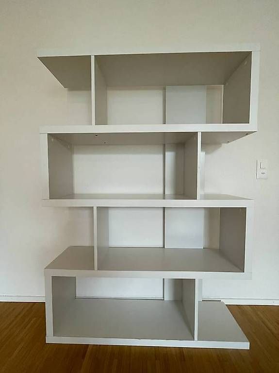 Regale: Solides Bücherregal im pfiffigen Design, weiss – Gebraucht aus Zürich von Quietschy