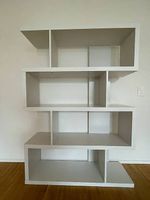Solides Bücherregal im pfiffigen Design, weiss