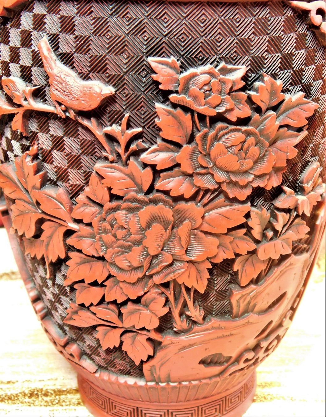 Vasen & Gefässe: Antique Large Cinnabar Vase Deep Cut Brass Inside & Bottom – Gebraucht aus Emmenbrücke von Ulisse-22 1