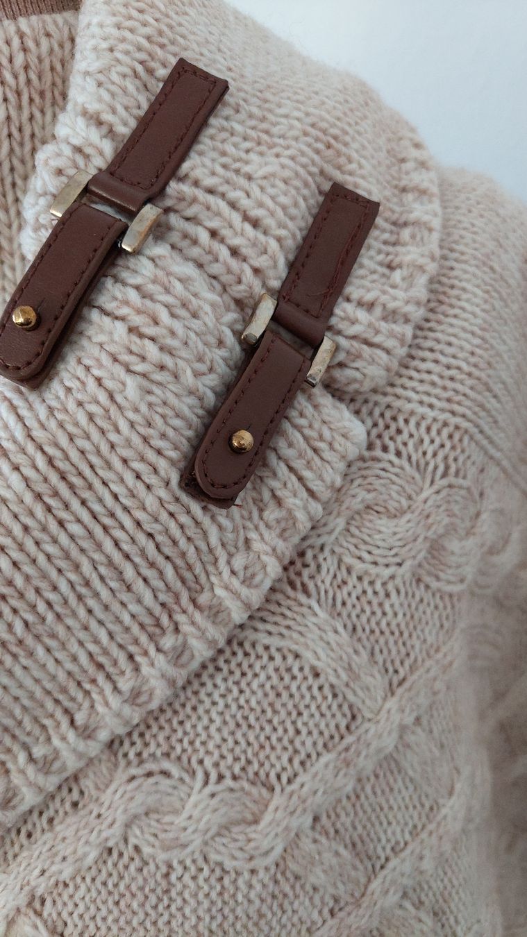 Giacche: Beige Strickponcho mit Lederdetails  – Usato da Gwatt (Thun) venduto da Letzte-Chance 2