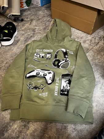 Kapuzenpullover C&A oliv Gamer Motiv Grösse 134 gebraucht