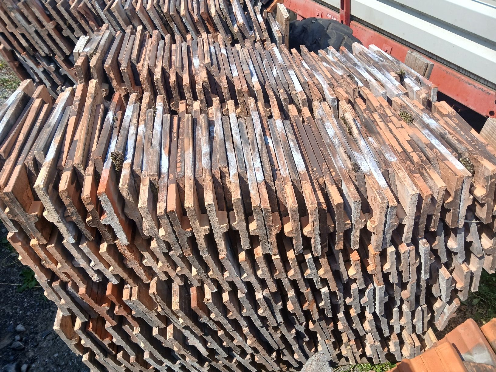 Steine & Dachziegeln: Bieberschwanzziegel – Gebraucht aus Schwyz von Arion460 2