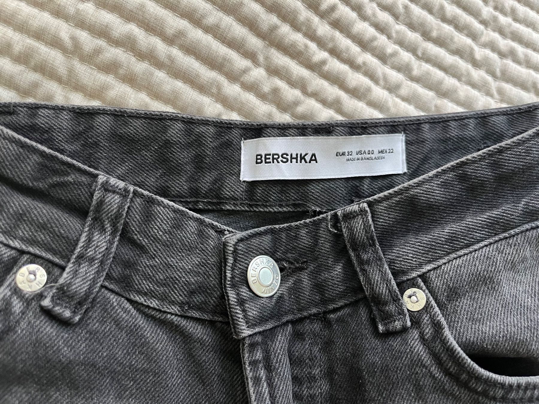Bershka Jeans: Damen Jeans Bershka, straight leg – Usato da Bern venduto da k_l_t2hw 1