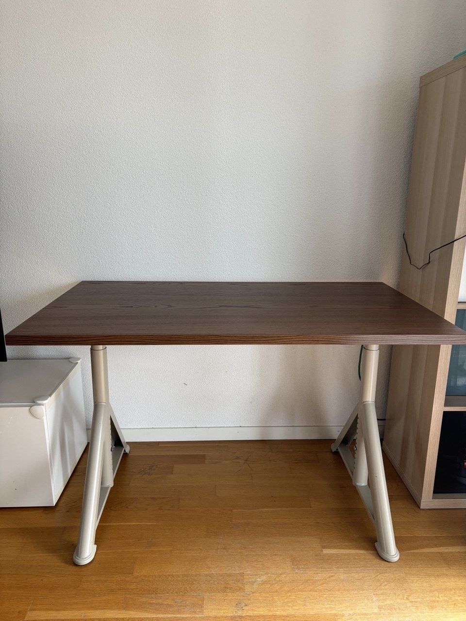 Scrivanie: IKEA Table (Mamually Height Adjustable, Brown Wood Finish) – Usato da Adliswil venduto da EvgenyR