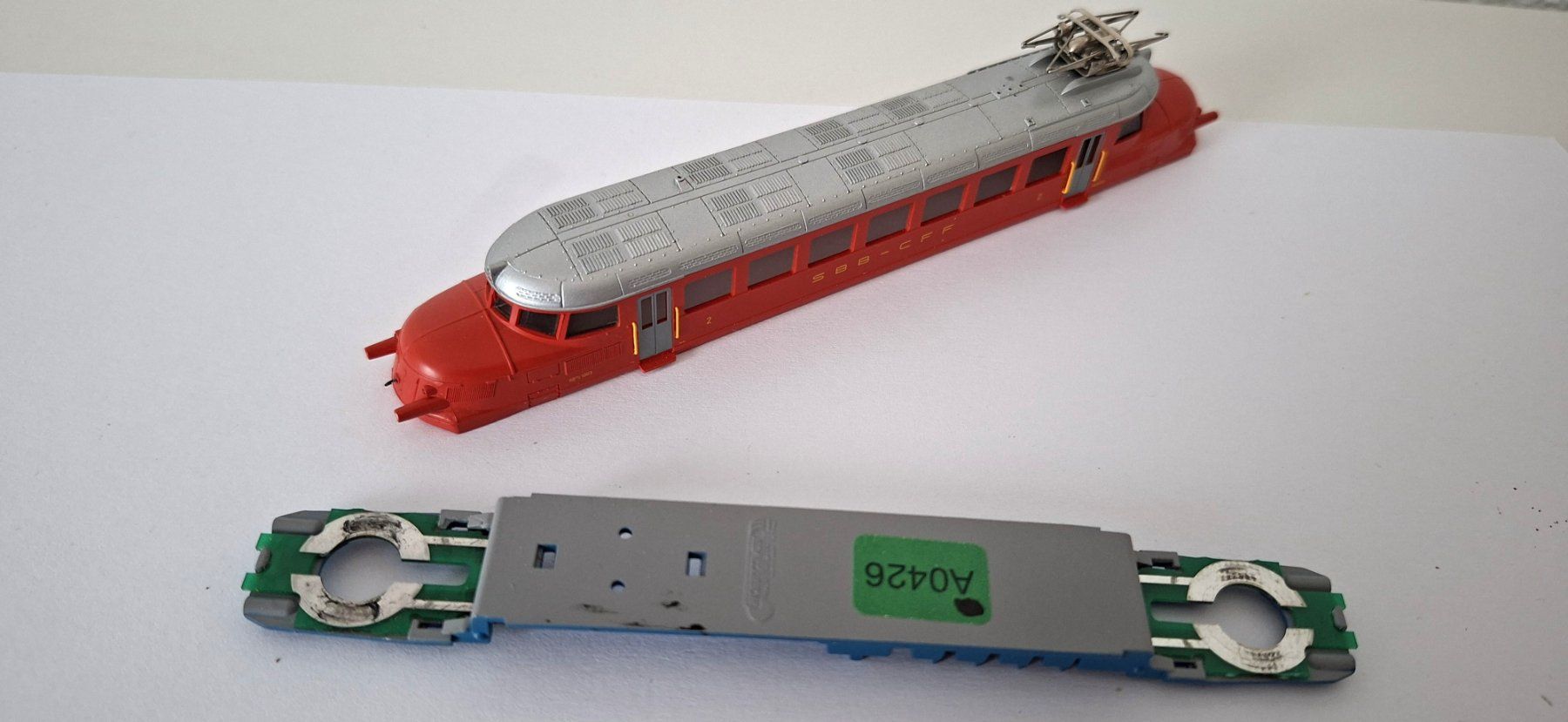 Hobbytrain Modellini di ferrovie: Hobbytrain SBB  Gehäuse usw. roter Pfeil – Difettoso da Biberist venduto da Ntrains 3