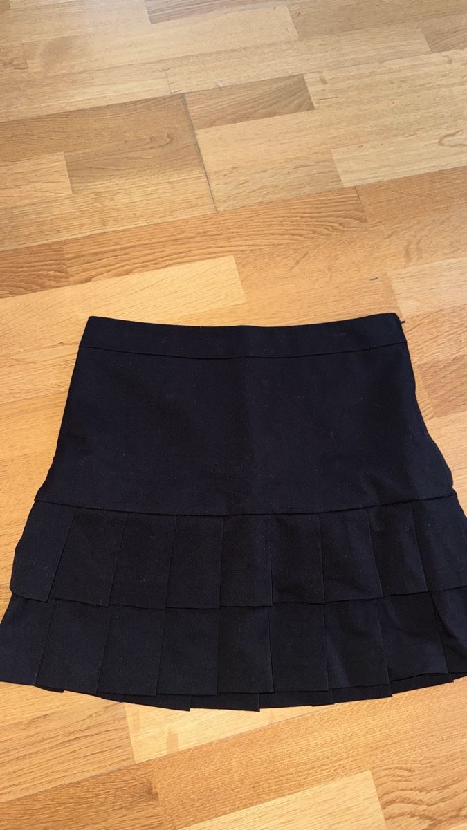 Gonne: Faltenjupe Orsey, schwarz – Usato da Gümligen venduto da morticiaaddams