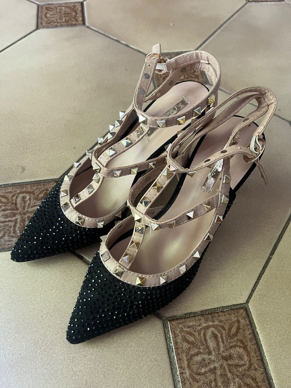 Scarpe da donna: Escarpins noirs pointus avec clous t36 – Usato da Bellevue venduto da utilisatratice 2