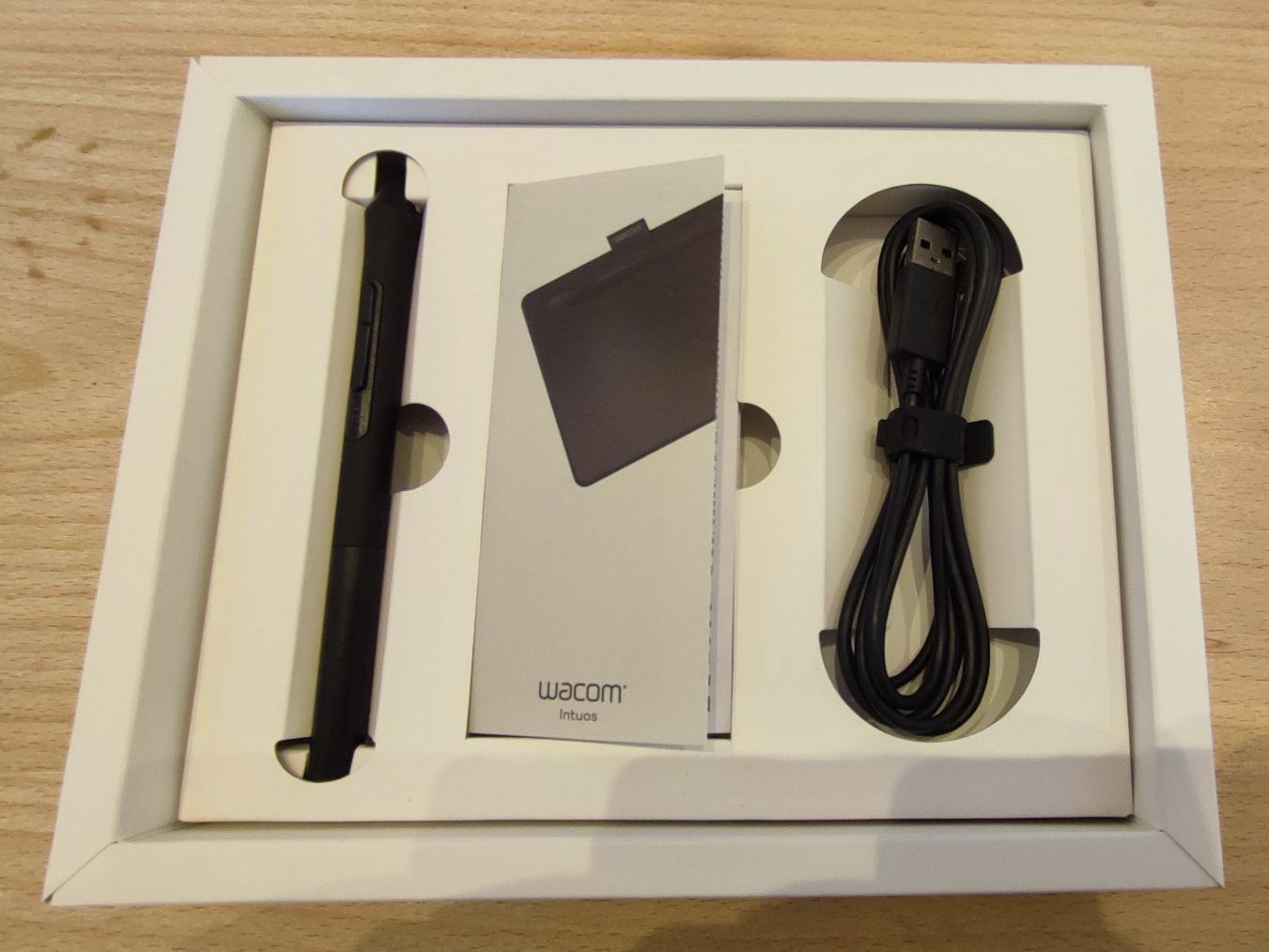 Wacom Tablet PC: Grafiktablett Wacom Intuos mit Stift schwarz – Nuovo (secondo la descrizione) da Nussbaumen AG venduto da Verkauufer24 2