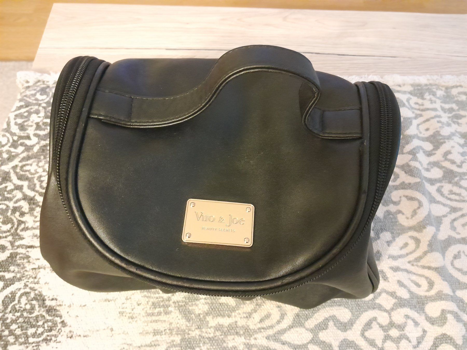 Custodie per cosmetici: Necessaire/ Kulturtasche Damen schwarz – Usato da Zürich venduto da Sustainability 2