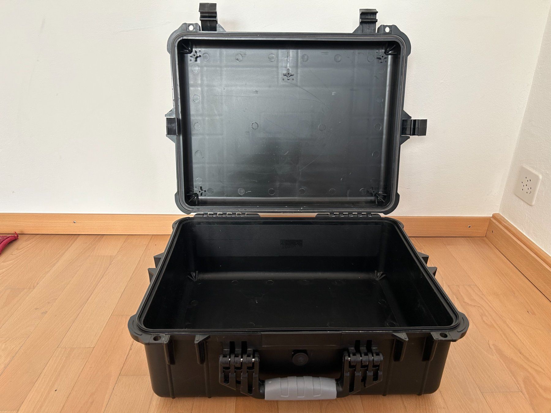 Valises de voyage: Robuster Outdoor-Koffer aus Kunststoff – D'occasion à Stäfa par cka_5r5z 4