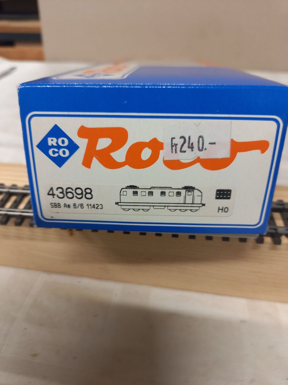 Roco Modelleisenbahnen: Rocco Ae 6/6 rot  Kantonswappen   Valais – Gebraucht aus Buochs von Bronsen46 5