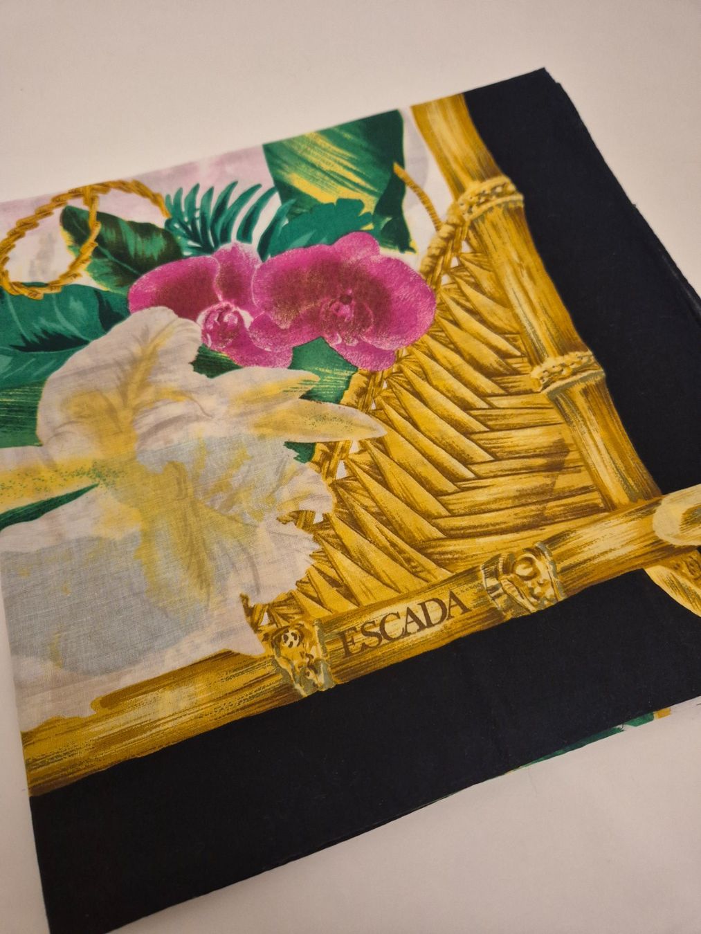 Escada Foulard & Sciarpe: Tuch von Escada mit tropischem Muster – Usato da Niederhasli venduto da mybluefish