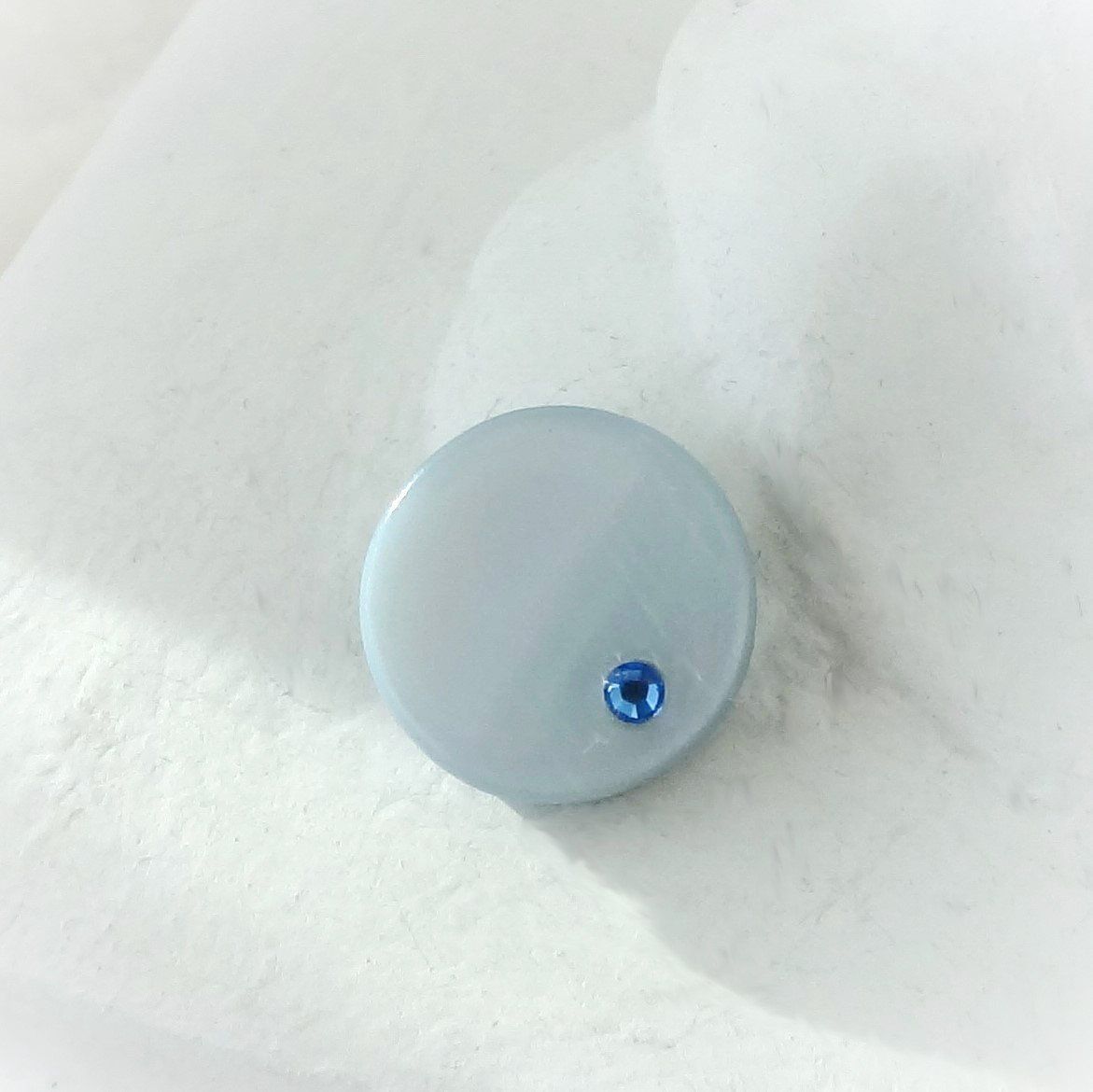 Swarovski Spille & Fermagli: Perlmutt Magnetbrosche  Schalhalter   Swarovski "Saphir" NEU – Nuovo e nell'imballaggio originale da Dielsdorf venduto da kumsch 1