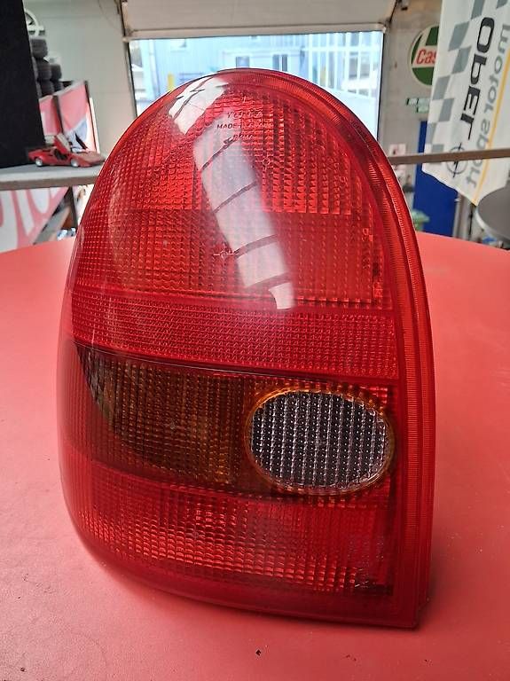 Tutti pezzi di ricambio auto: Opel Corsa B Heckleuchte l. 3Trg. – Usato da Huttwil venduto da kadett_78 2