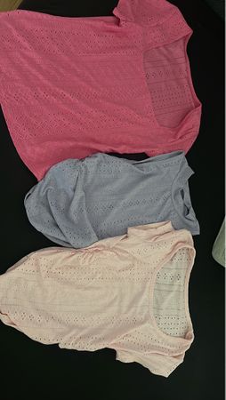 Drei leichte Sommer Tops mit Lochmuster, Grösse M